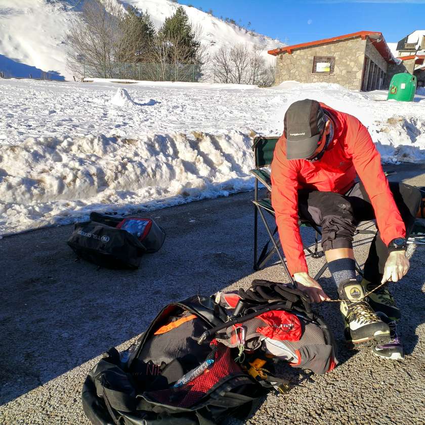 Mochila preparada para montaña, metáfora de la gestión comercial con CRM sencillo